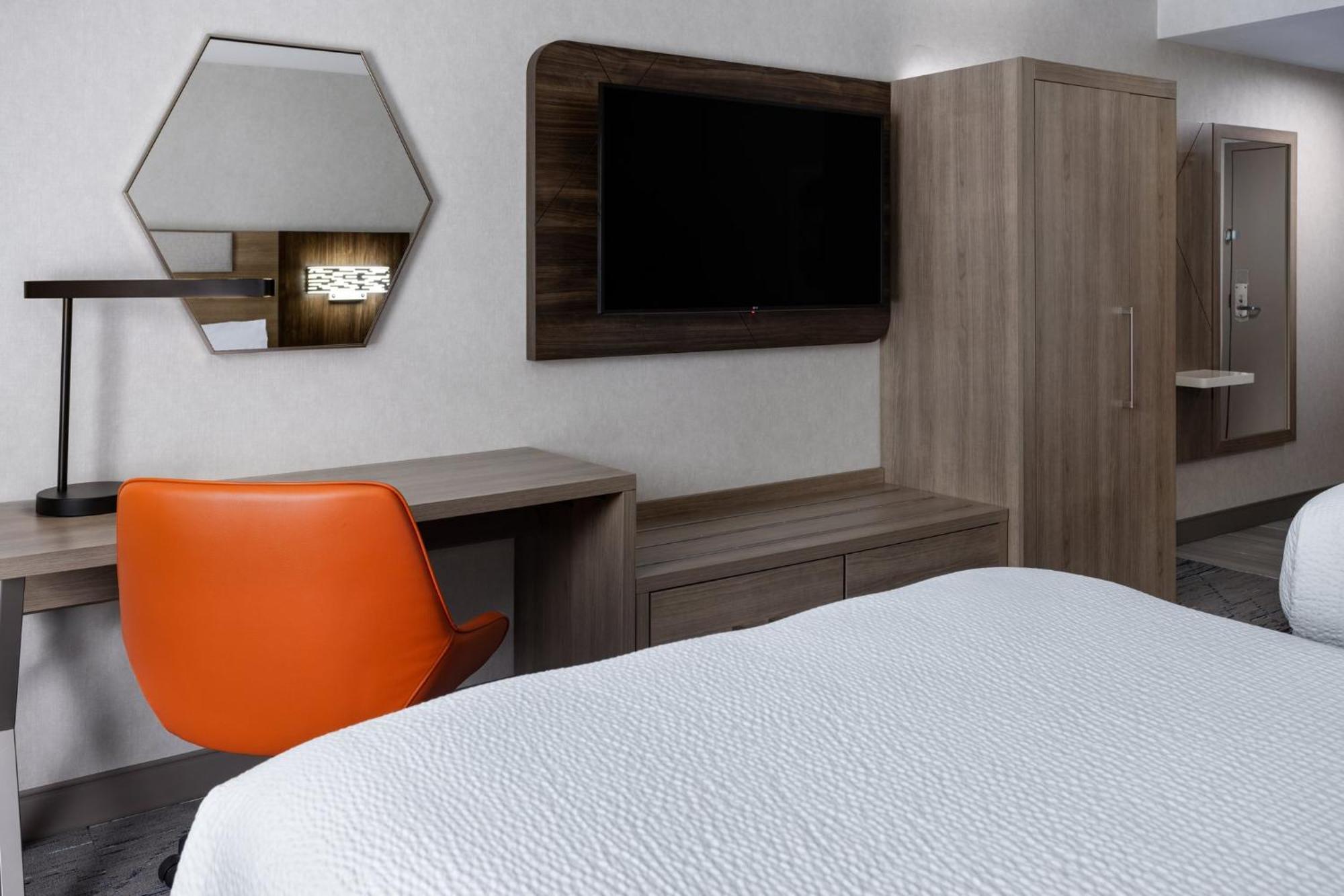 Express & By Ihg 2*