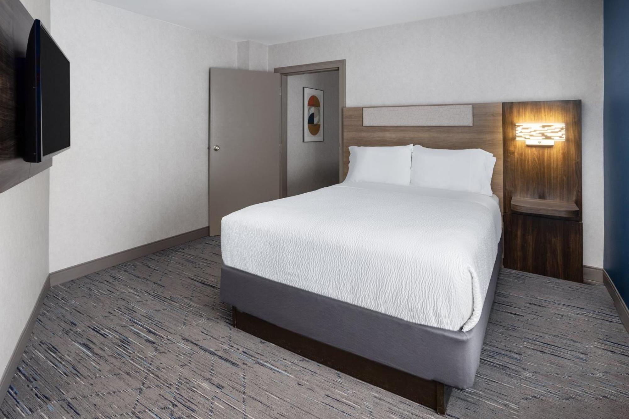 Express & By Ihg 2*